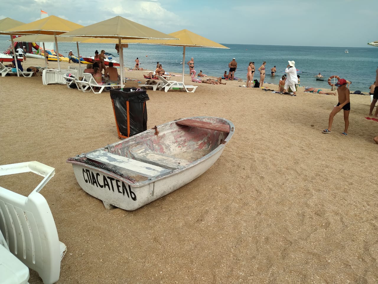 Спасательная лодка без весел и спасателя. Фото: INжир